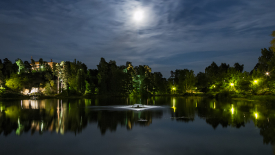 Suihkulähde kuun valossa